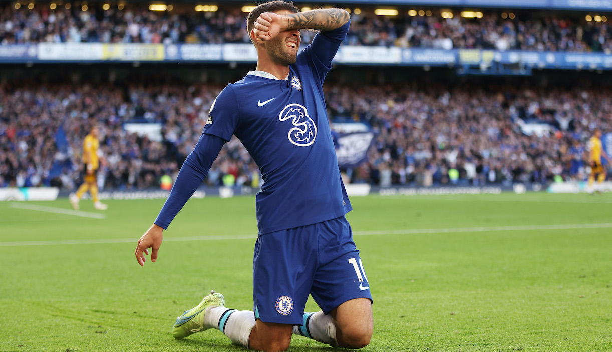 Christian Pulisic de Chelsea celebra después de marcar el segundo gol de su equipo durante el partido de la Premier League.