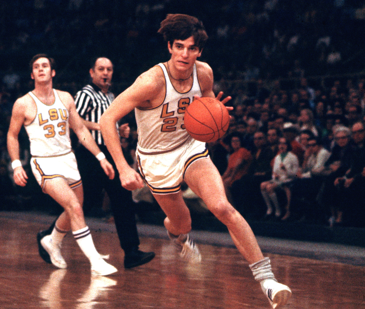 Pete Maravich of the LSU Tigers drives to the basket.