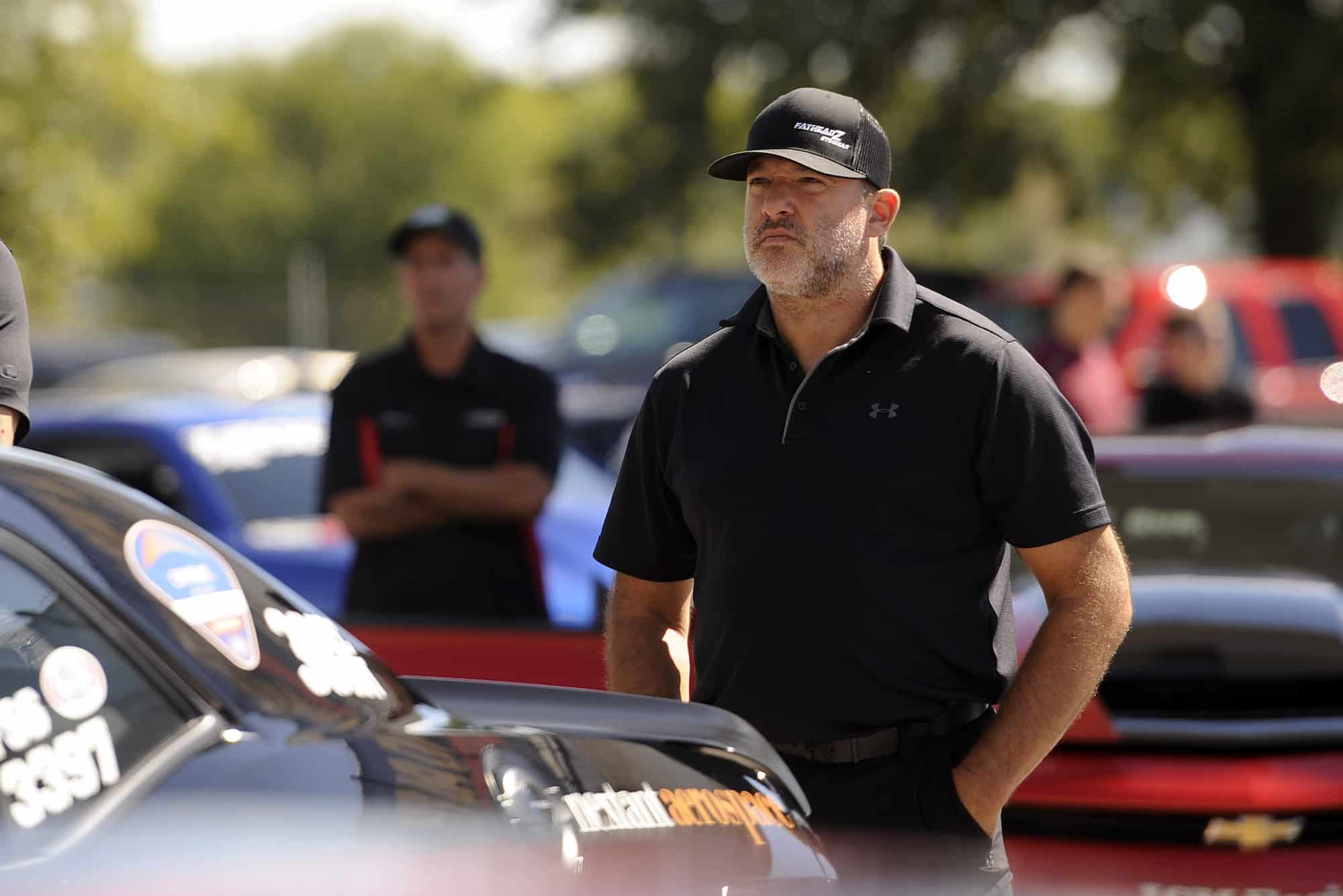 Tony Stewart watches qualifying