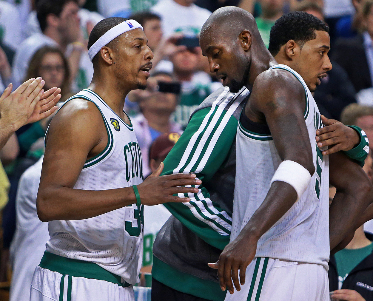 Paul Pierce and Kevin Garnett talk at the end of the game against the New York Knicks.