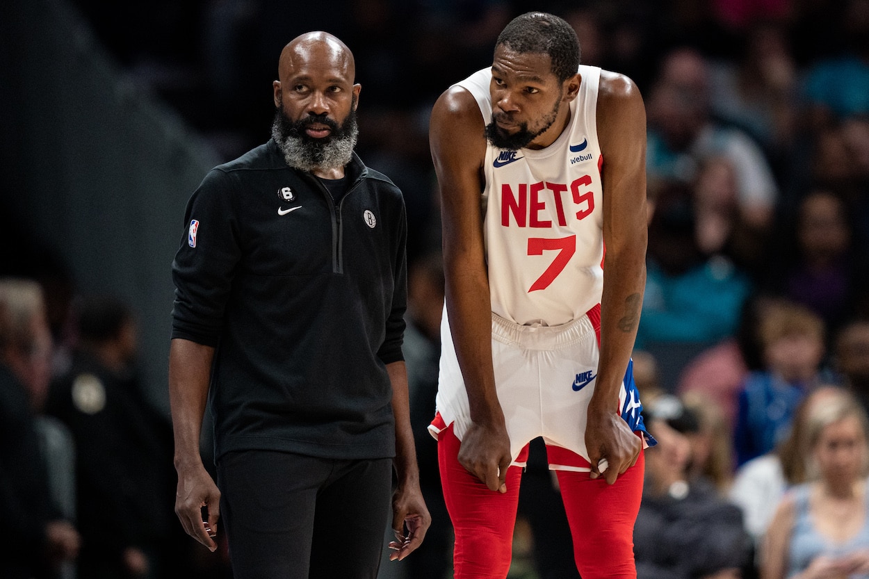 Jacque Vaughn talks with Kevin Durant.