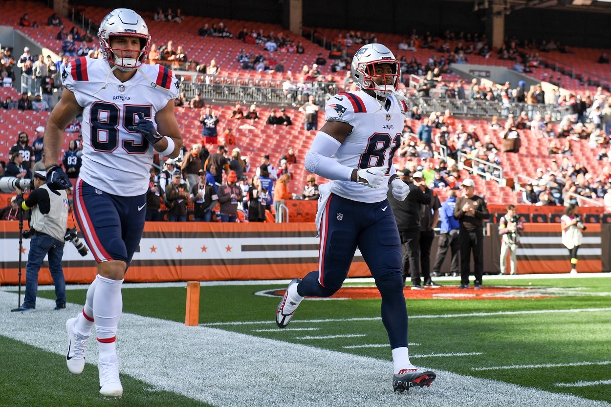 New England Patriots tight ends Jonnu Smith and Hunter Henry