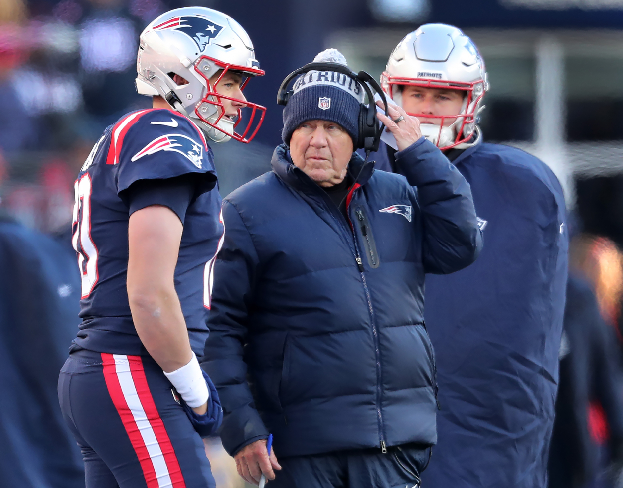 New England Patriots head coach Bill Belichick chats with QB Mac Jones.