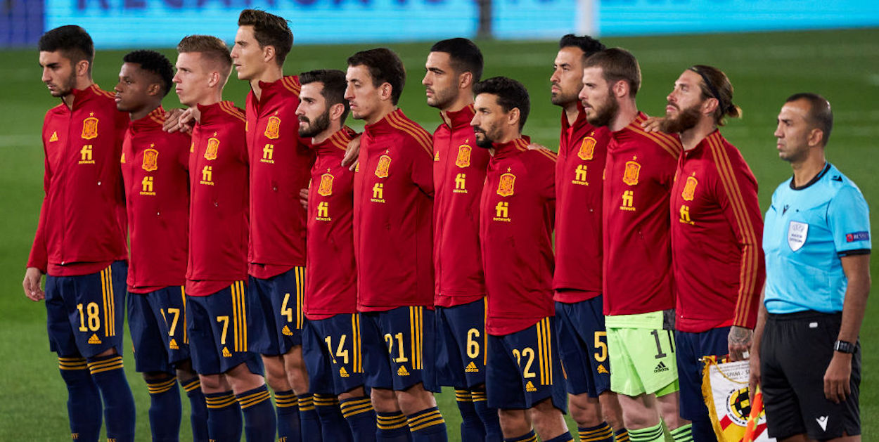 The Spanish National Team stands together ahead of a 2020 match.