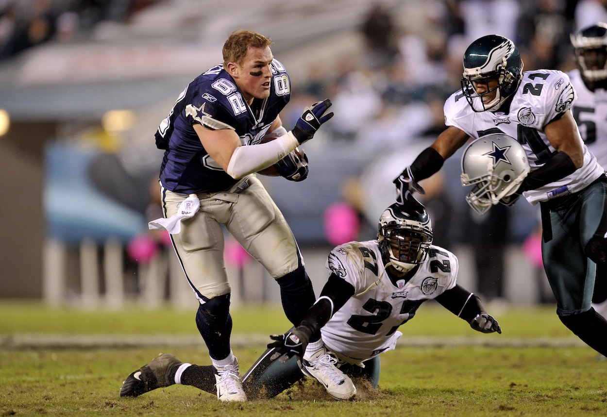 Jason Witten runs with his helmet off against the Eagles.