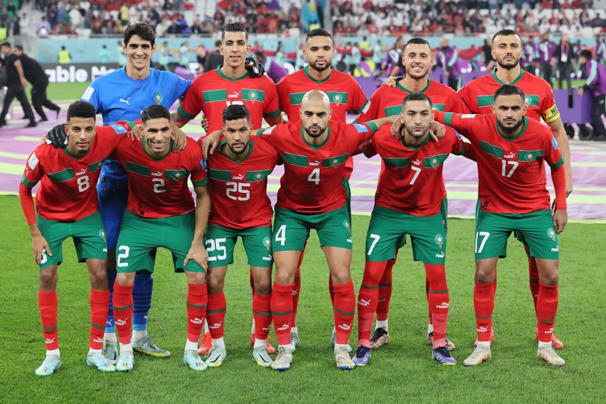 The Morocco national team poses for a photo at the 2022 World Cup.
