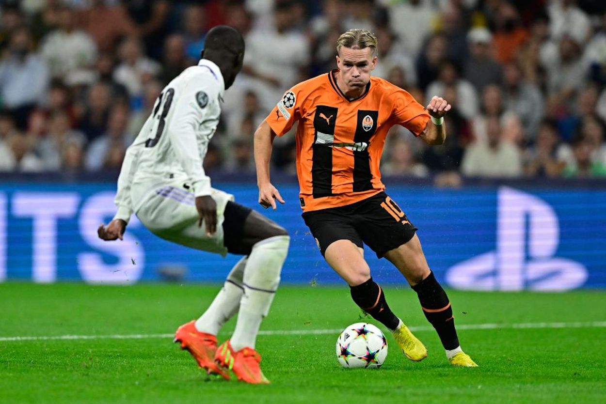 Mykhaylo Mudryk (R) dribbles the ball against Real Madrid's Ferland Mendy.
