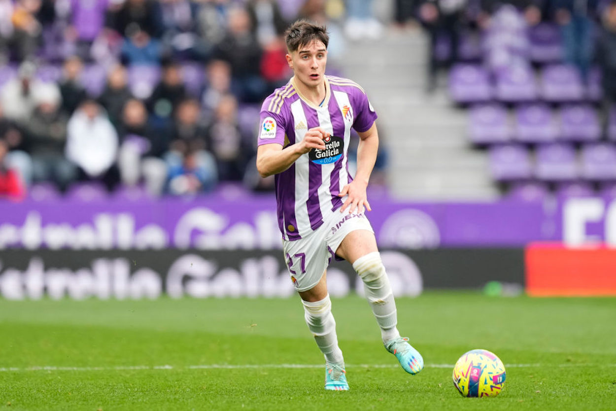 Ivan Fresneda dribbles the ball during a Real Valladolid match.
