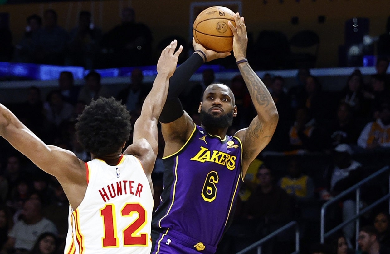 LeBron James scores 32 points to help Lakers beat Hawks