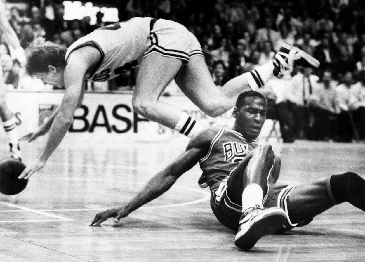 Michael Jordan and Danny Ainge fight for the ball.