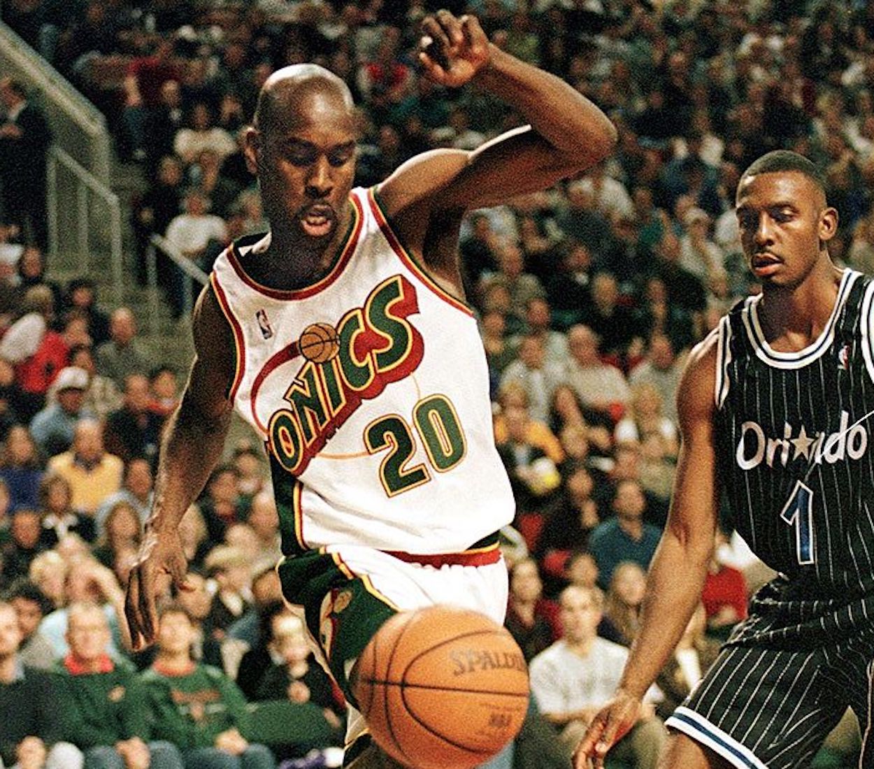 Gary Payton (L) and Penny Hardaway (R) battle for a loose ball.