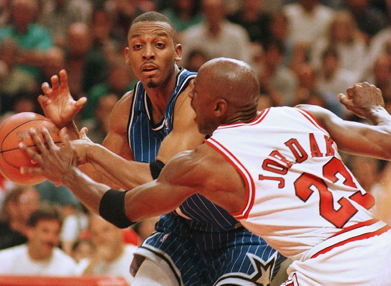 Michael Jordan (R) defends Penny Hardaway (L) in NBA action.