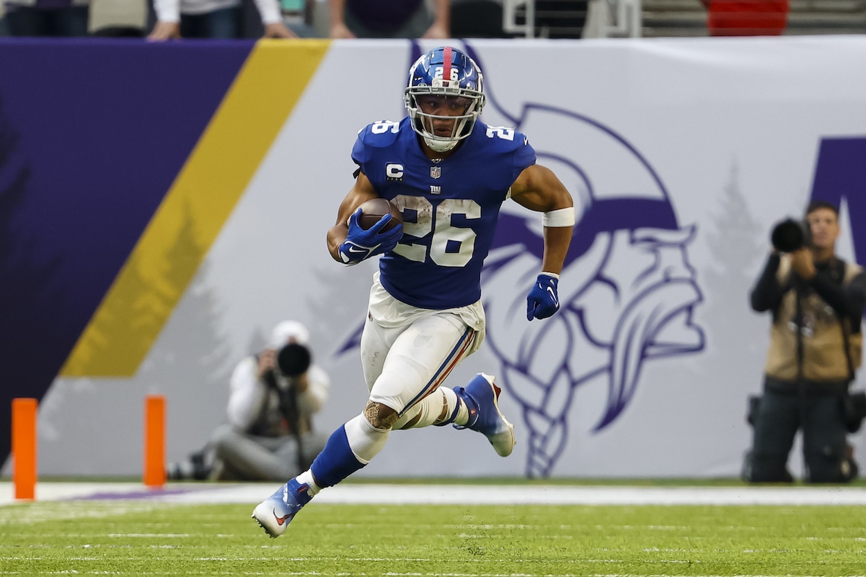 Saquon Barkley runs the ball against the Vikings.