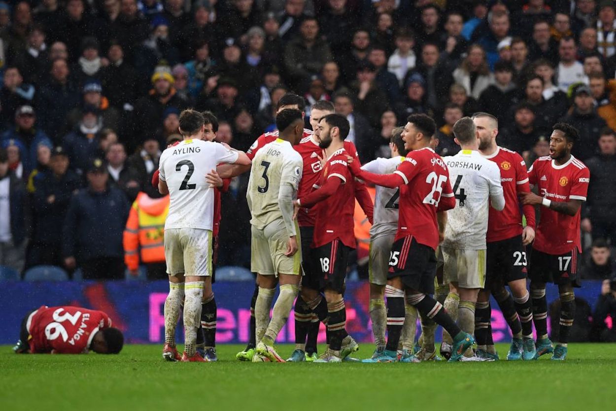 Leeds and Manchester United players come together for an on-pitch arguement.