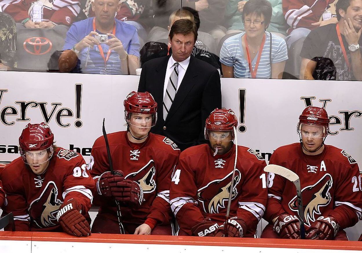 Wayne Gretzky (C) coaching the Phoenix Coyotes.