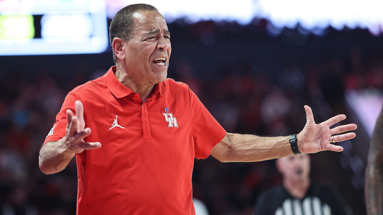 Where did Kelvin Sampson coach? What schools did Kelvin Sampson coach at? Houston Cougars