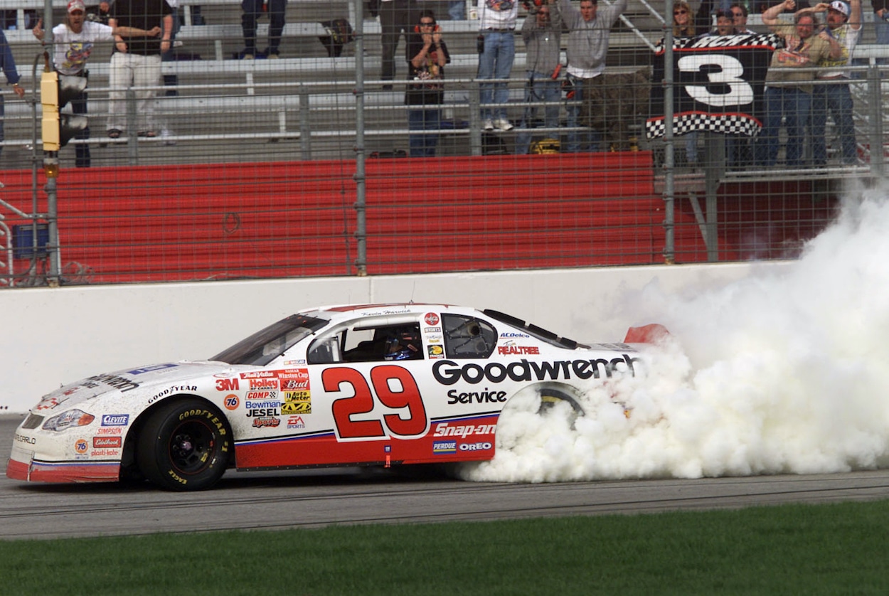 Kevin Harvick does burnout.