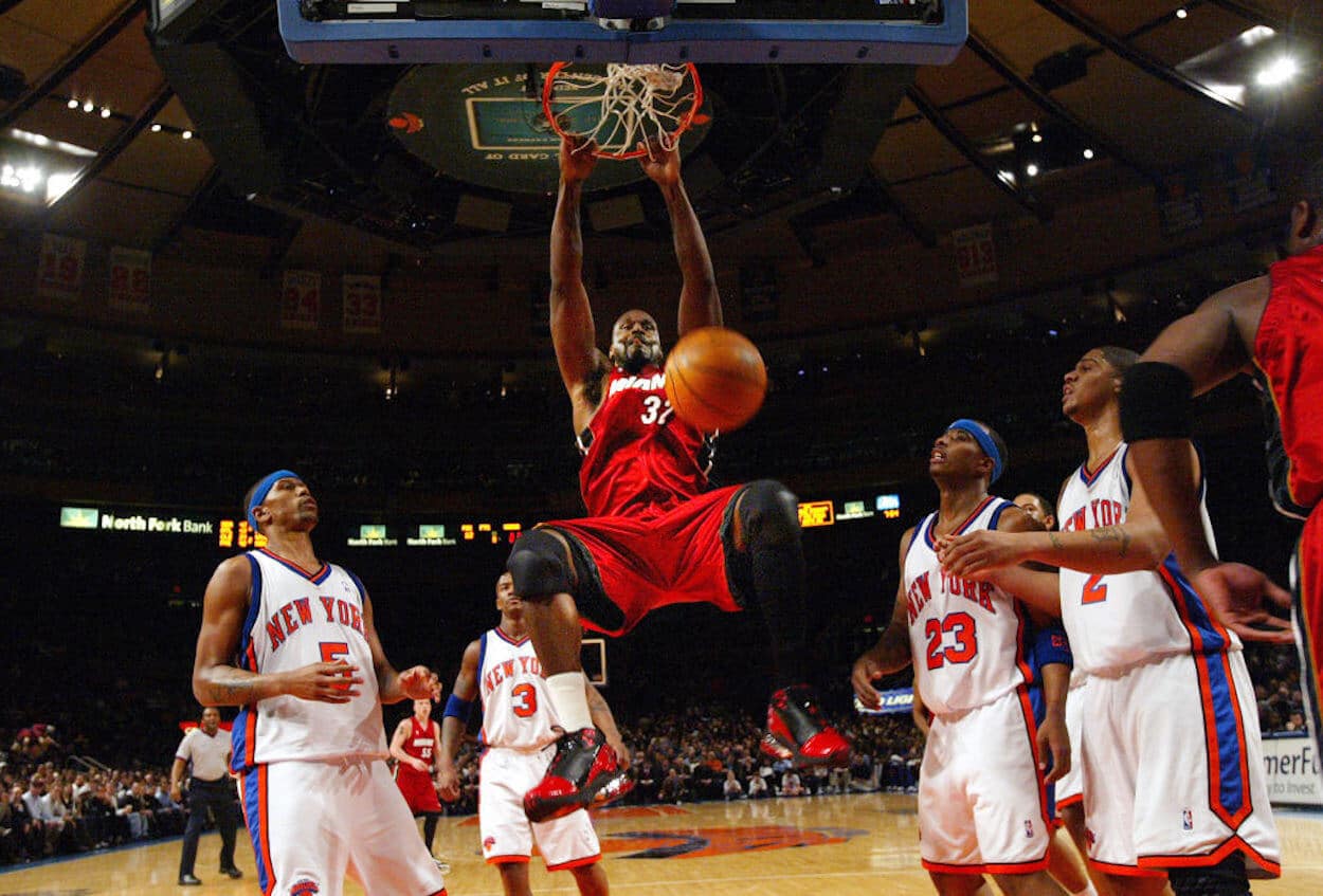 Shaquille O'Neal (C) dunk agains the New York Knicks.