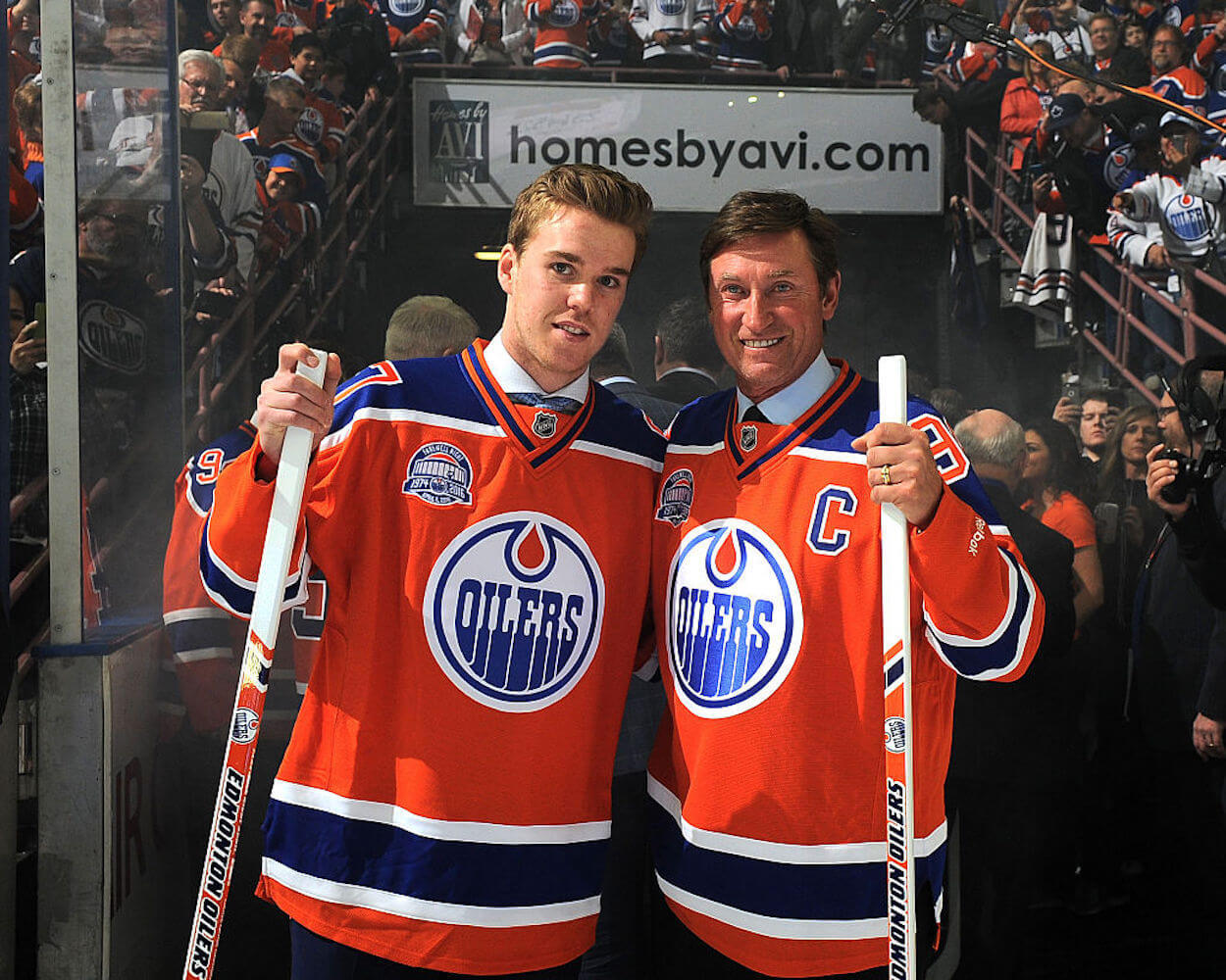 Connor McDavid (L) and Wayne Gretzky (R) pose together in 2016.