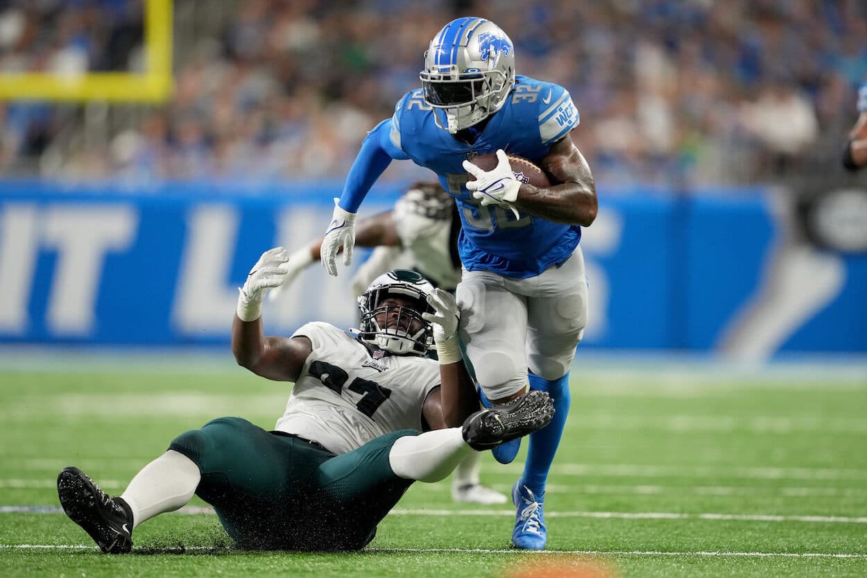 D'Andre Swift breaks a tackle against the Eagles.