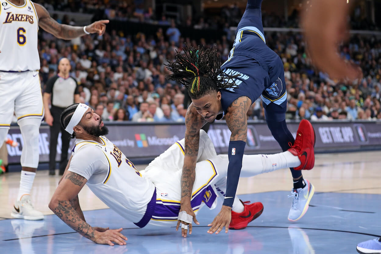 Ja Morant injures his wrist during Game 1 against the Lakers.