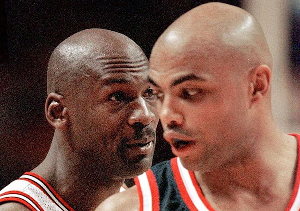 Michael Jordan (L) and Charles Barkley (R) share a few words during a 1998 NBA game.