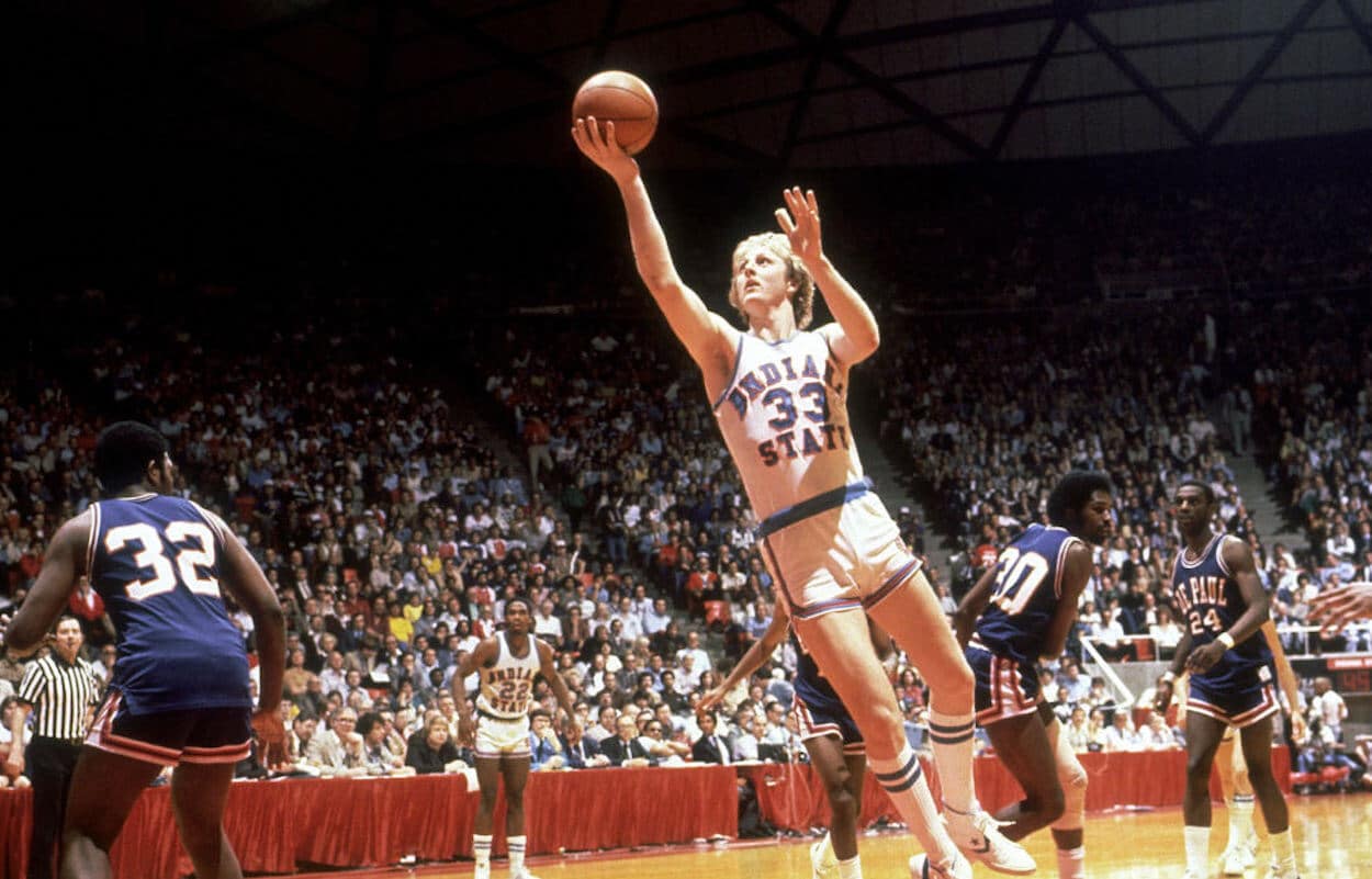 Larry Bird conduce para una bandeja durante su tiempo en el estado de Indiana.
