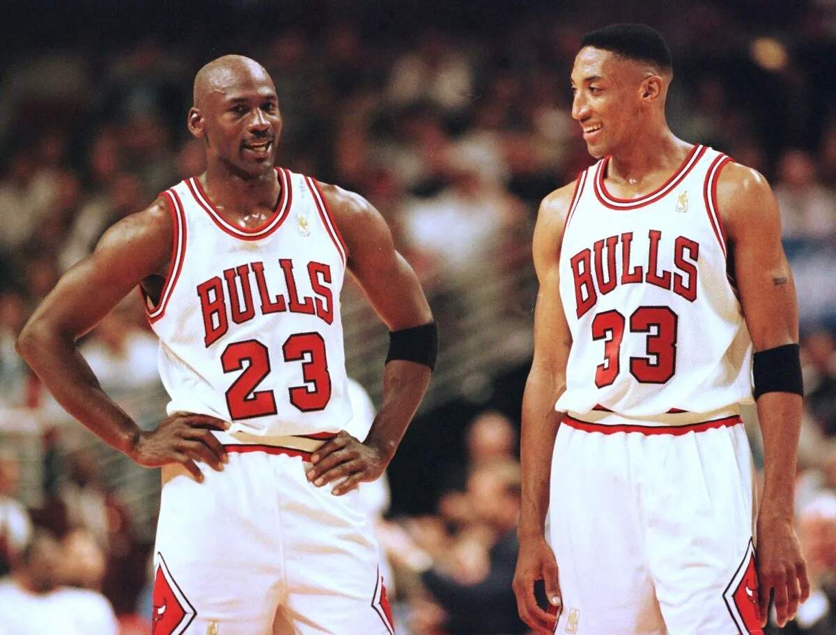 Chicago Bulls players Michael Jordan and Scottie Pippen talk between plays