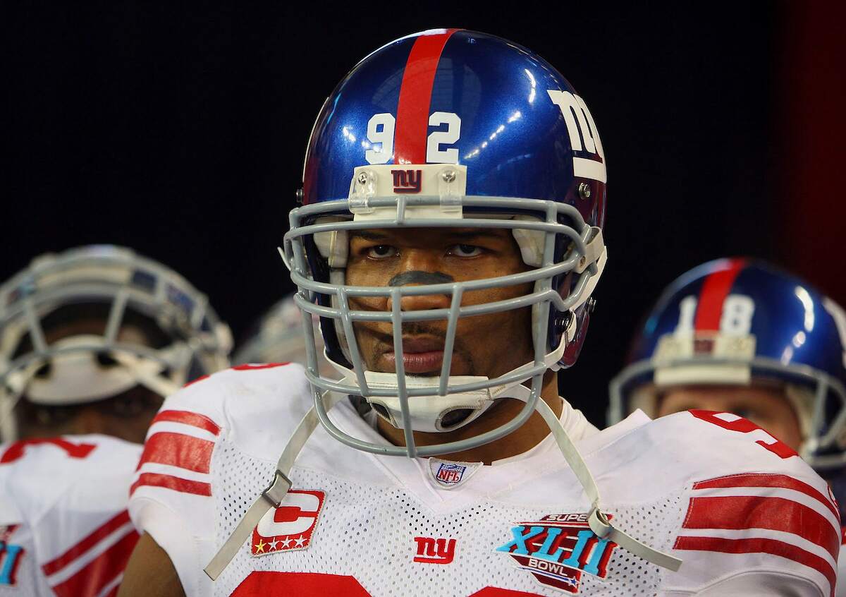 Giants player Michael Strahan prepares to run onto the field to begin a game