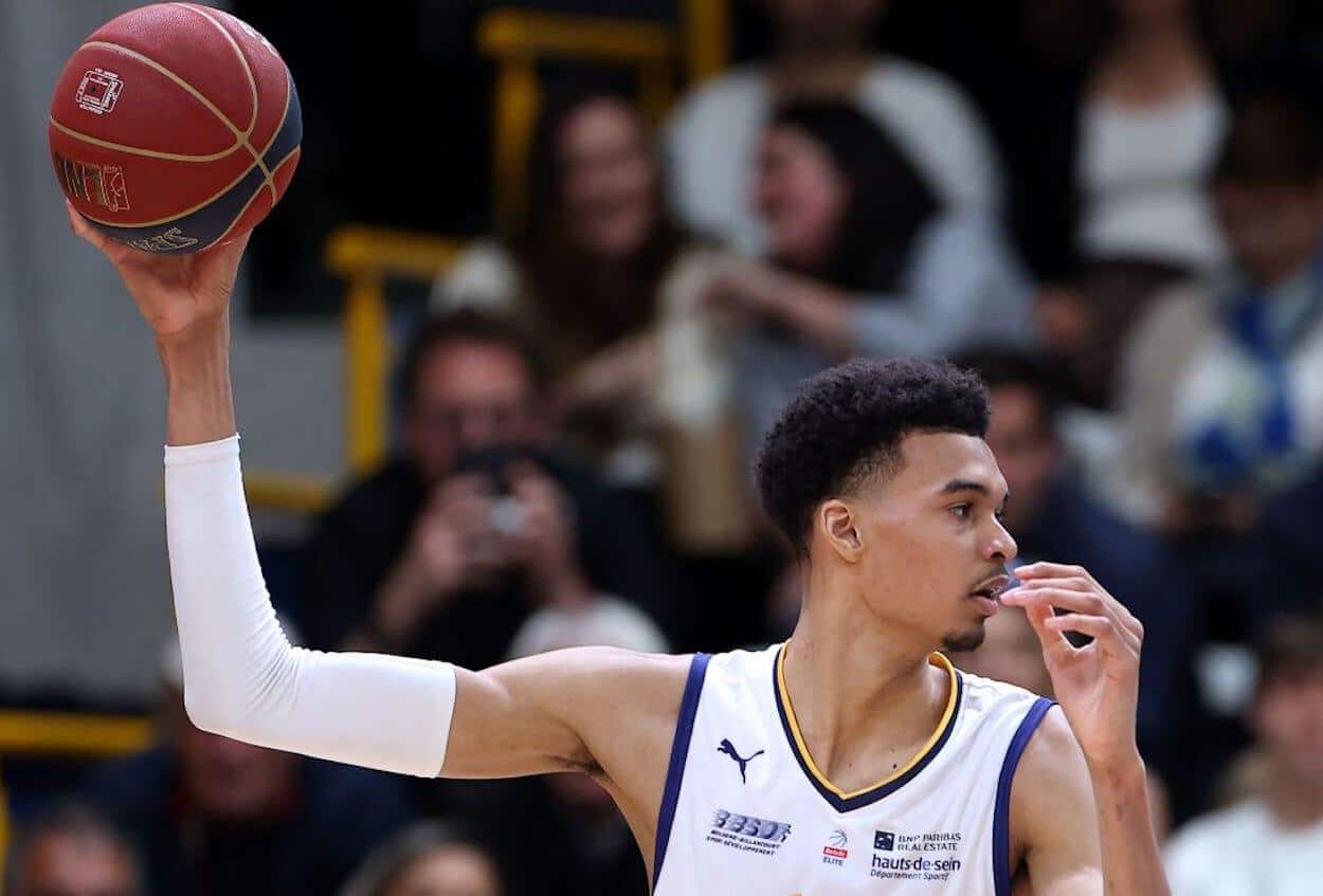 Victor Wembanyama surveys the court during a French basketball game.