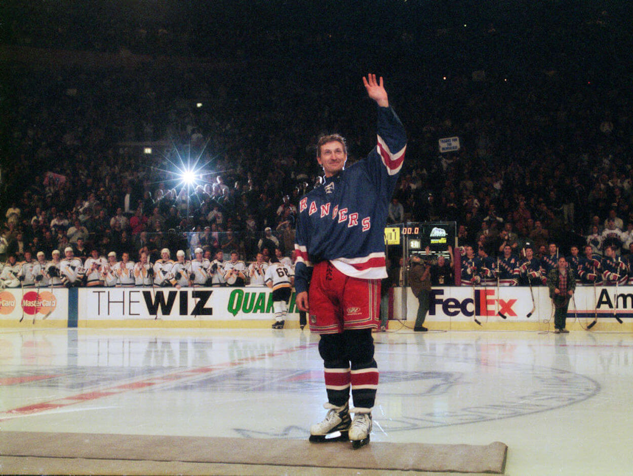 Wayne Gretzky salutes the crowd ahead of his retirement.