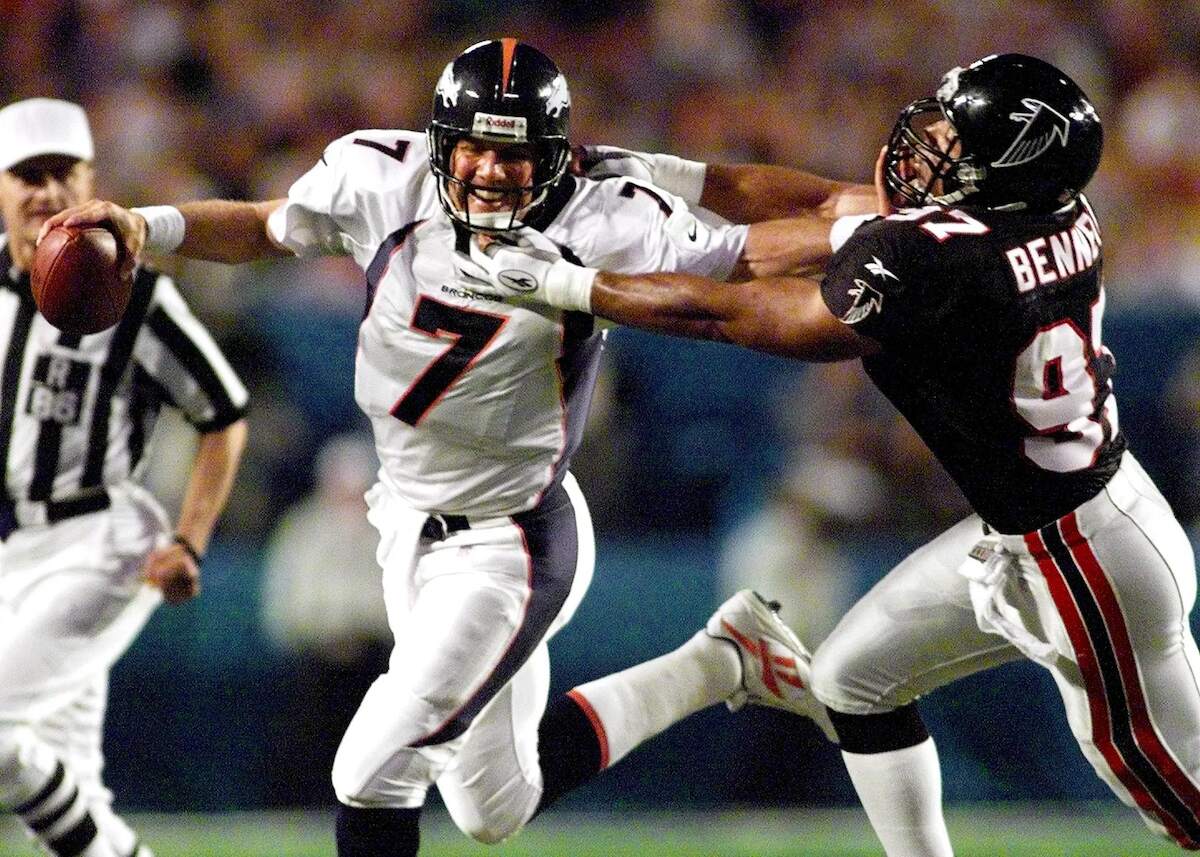 Denver Broncos quarterback John Elway is pursued by Atlanta Falcons linebacker Cornelius Bennett