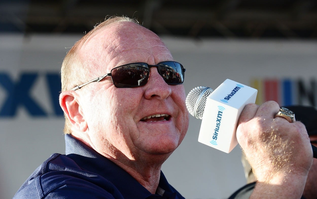 Larry McReynolds talks to fans.