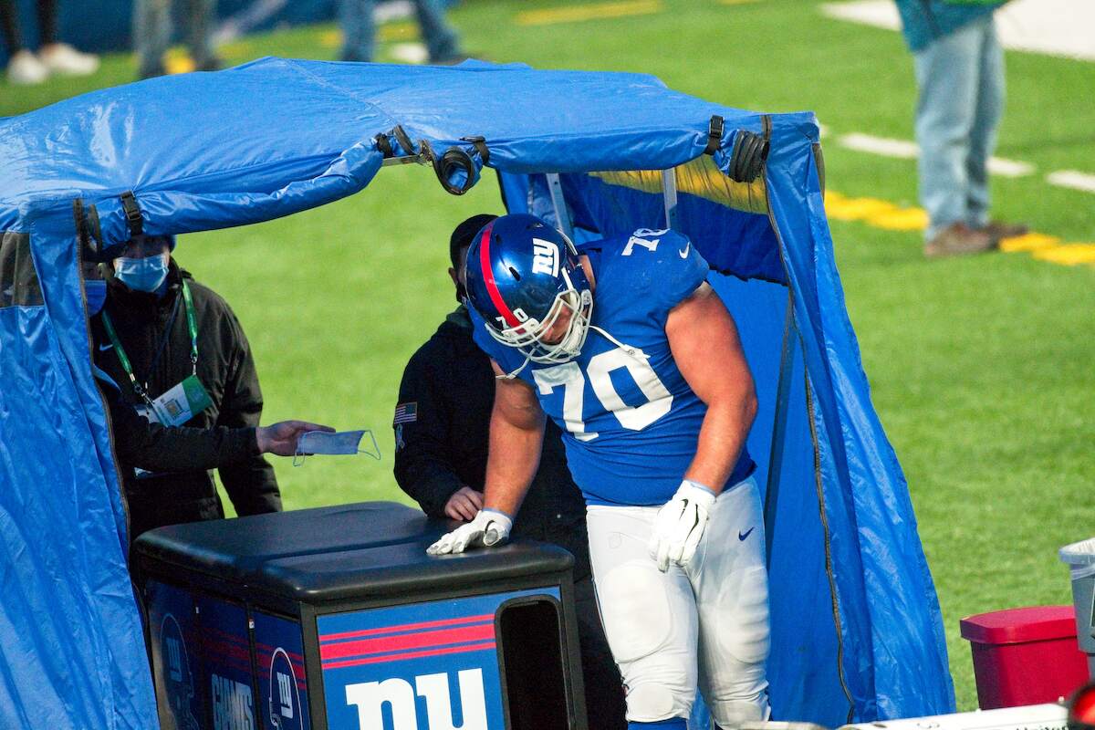 New York Giants offensive guard Kevin Zeitler exists the injury tent
