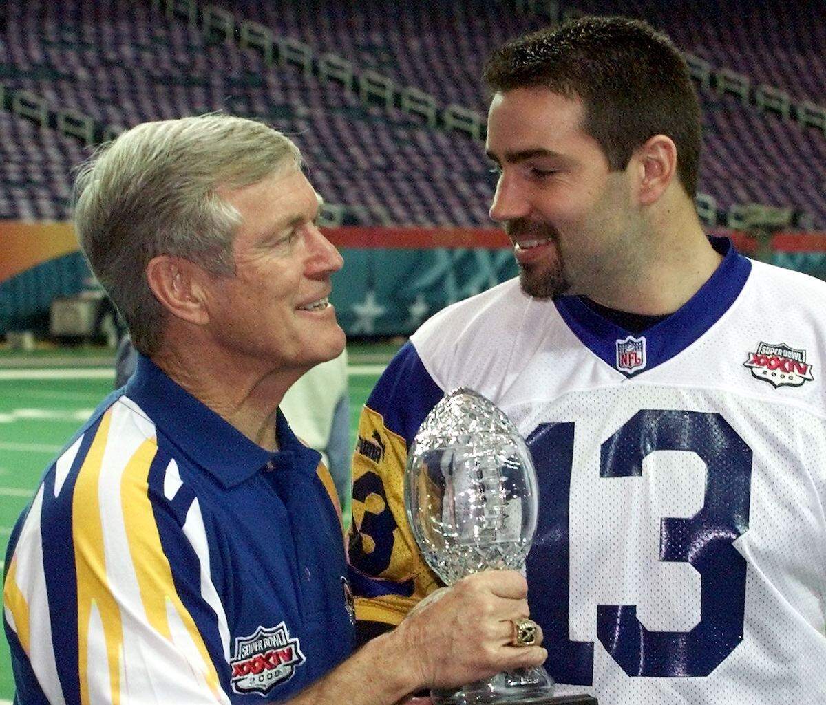 St. Louis Rams head coach Dick Vermeil holds the 1999 Staples NFL Coach of the Year award with his quarterback Kurt Warner before Super Bowl XXXIV
