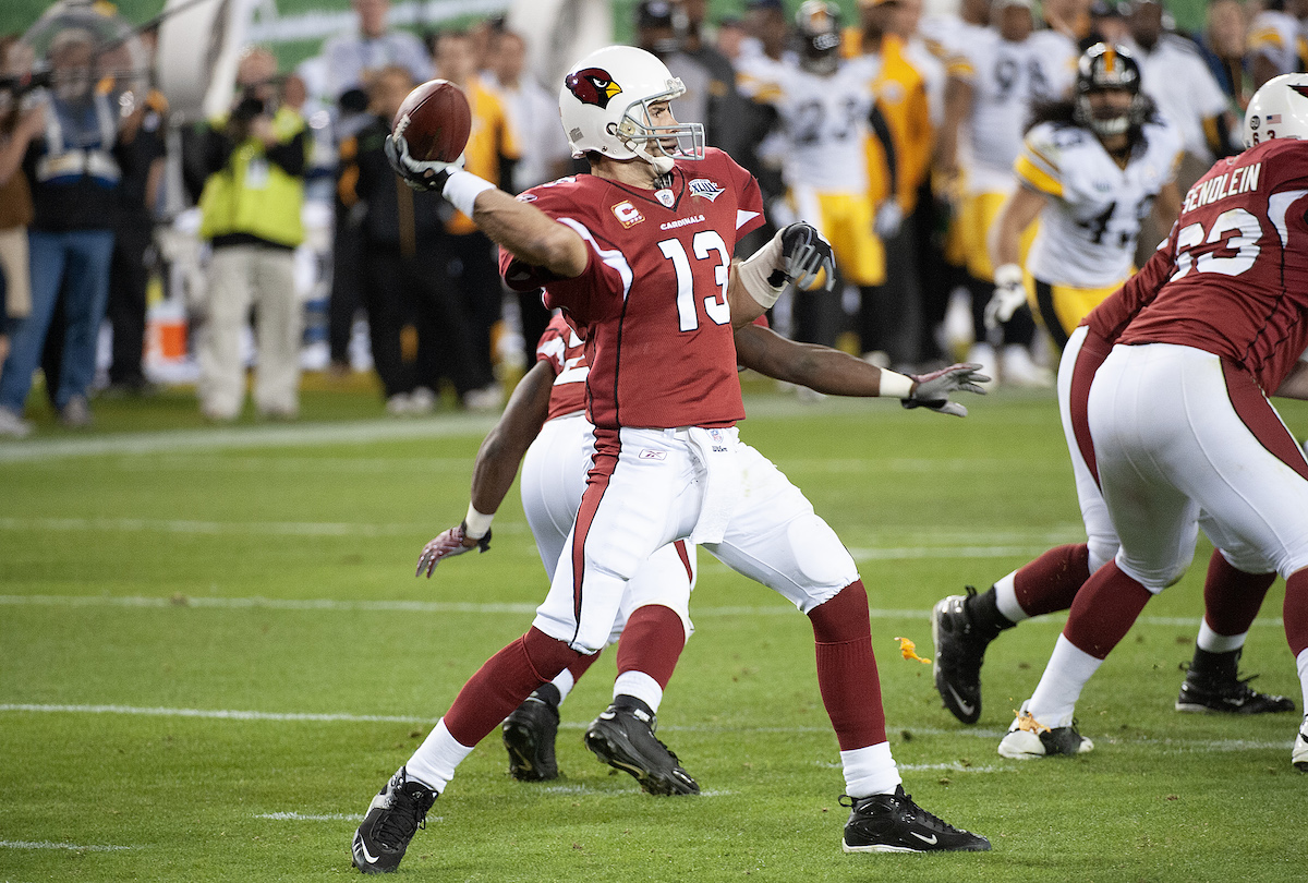 Arizona Cardinals Kurt Warner throws a pass against the Pittsburgh Steelers in Super Bowl 43.