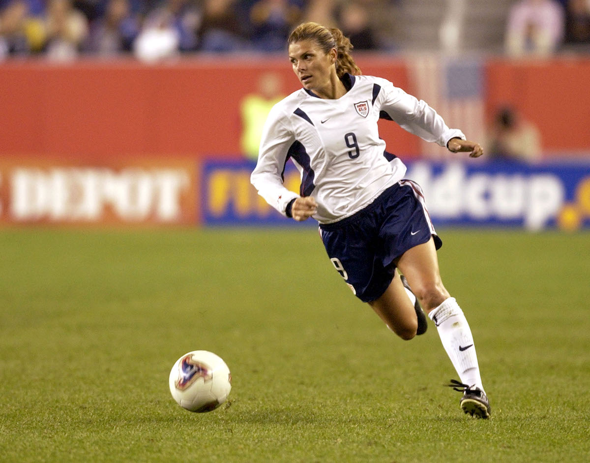 Mia Hamm dribbles the ball for the USWNT.