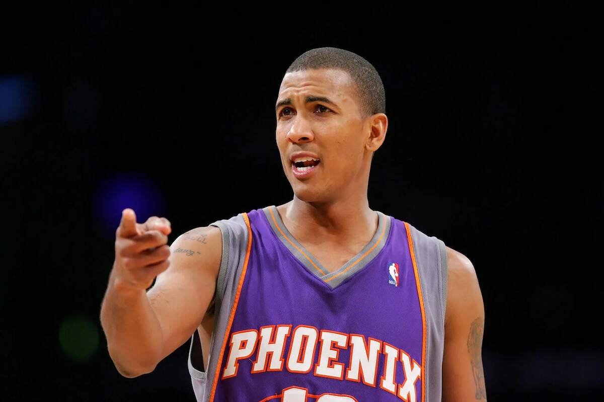 Phoenix Suns guard Raja Bell points to a teammate during a 2008 game