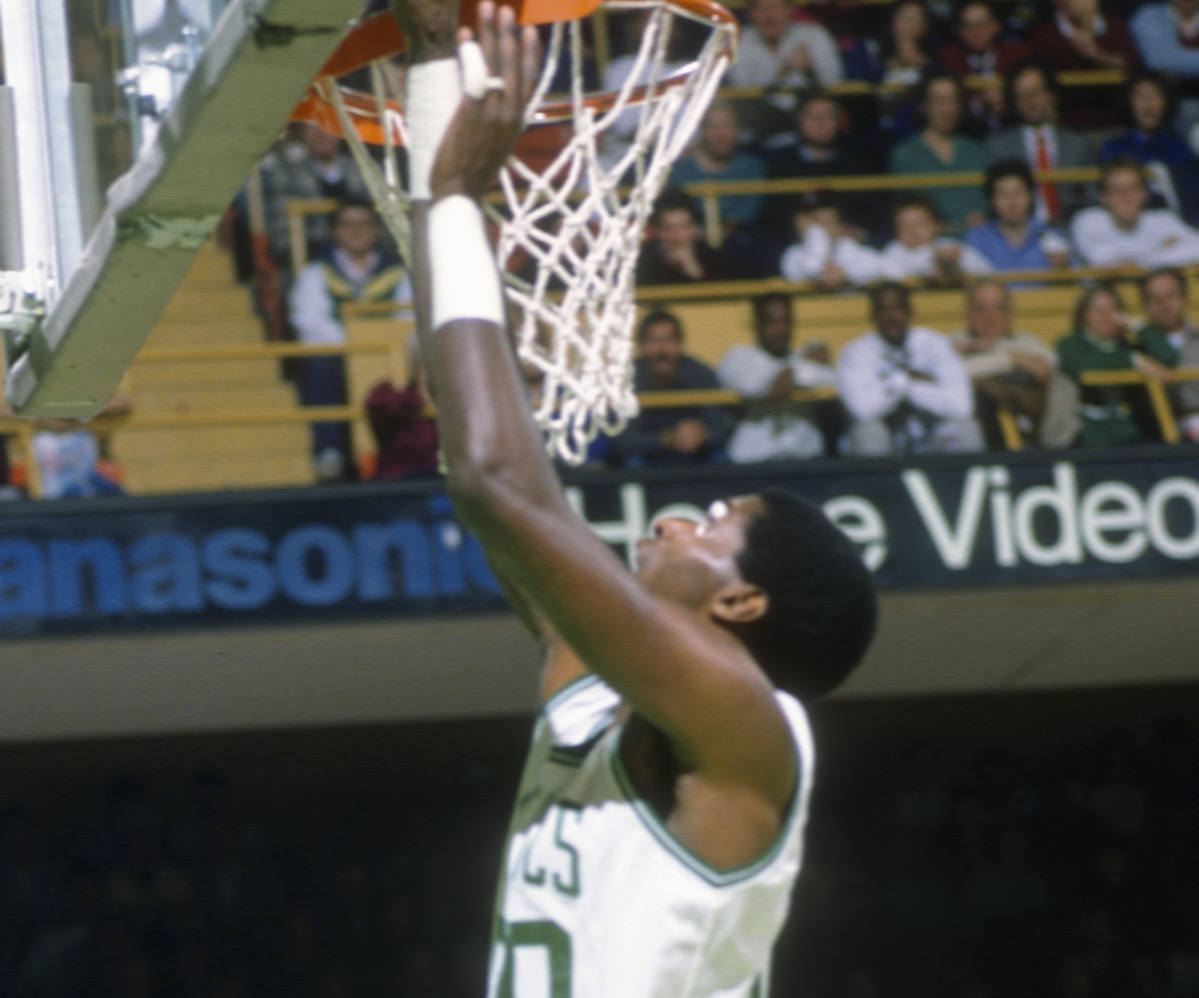 Robert Parish of the Boston Celtics shoots during an NBA game circa 1989.