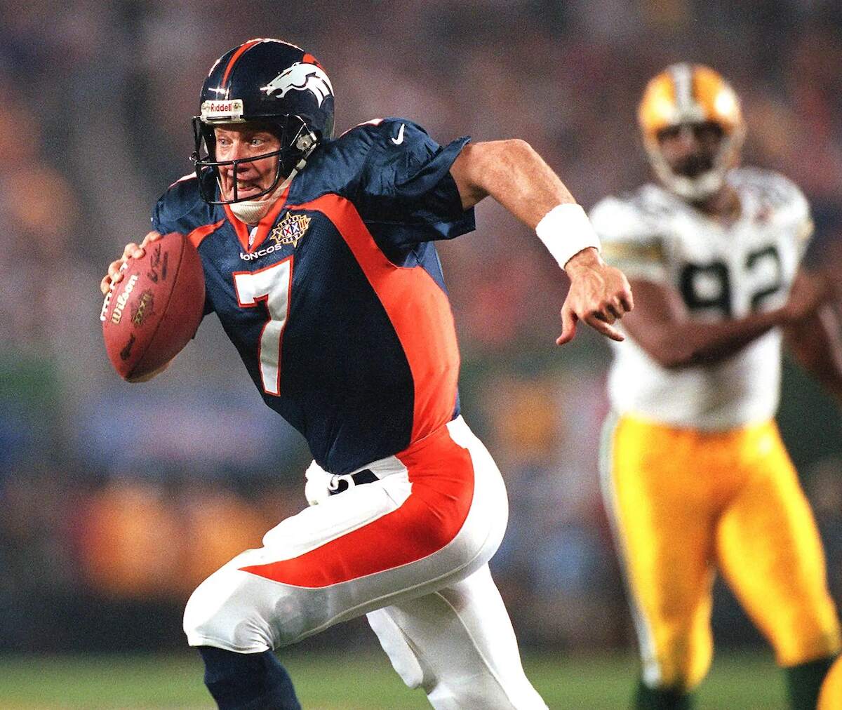 Denver Broncos quarterback John Elway scrambles for an eight-yard gain in the second half of Super Bowl XXXII against the Green Bay Packers