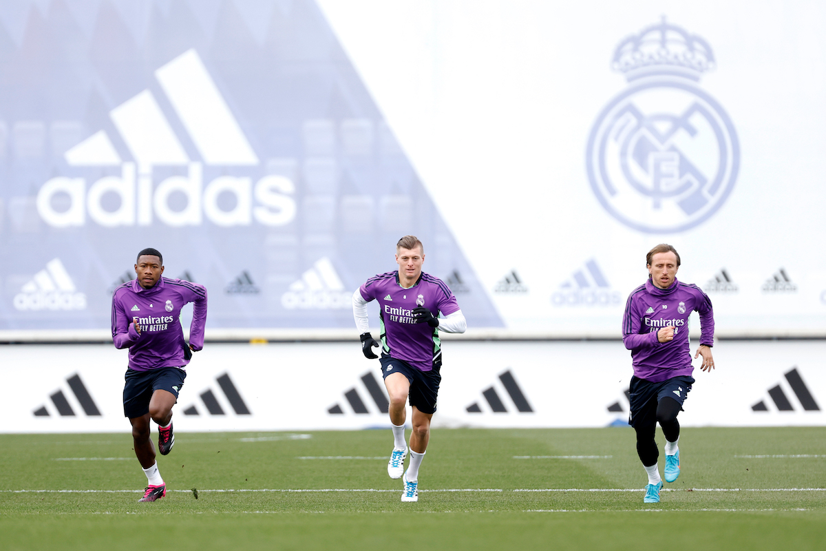 Toni Kroos of Real Madrid trains with teammates David Alaba and Luka Modric