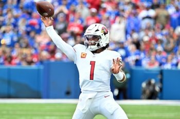 Kyler Murray throws the ball.