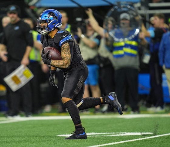 Detroit Lions running back David Montgomery runs the ball.