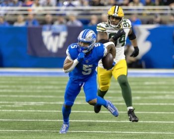 Detroit Lions running back David Montgomery runs the ball.