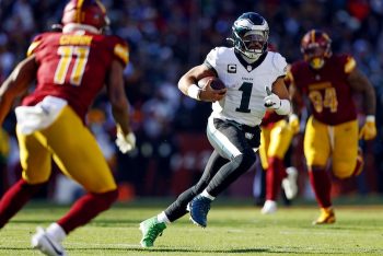 Philadelphia Eagles quarterback Jalen Hurts runs the ball.