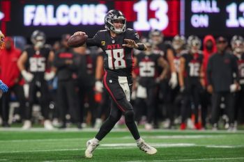 Kirk Cousins throws the ball.