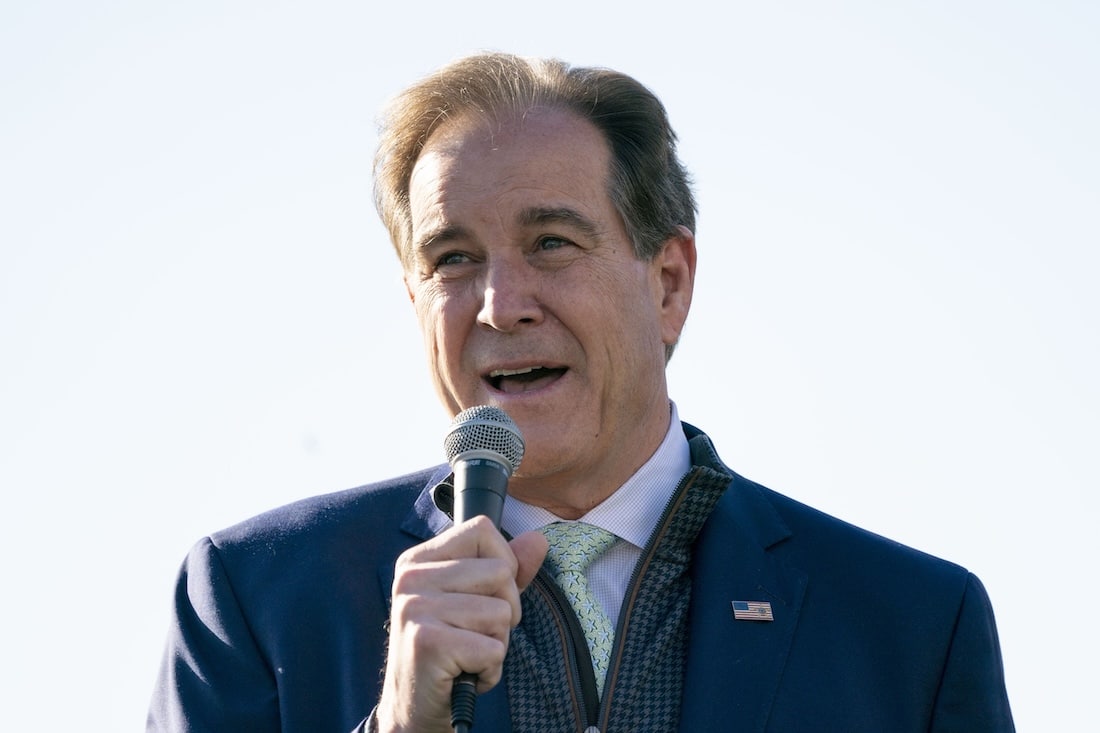 American sportscaster Jim Nantz holds a mic to his mouth.