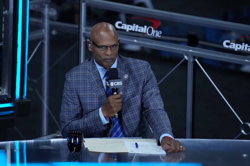Clark Kellogg holds a mic and speaks.