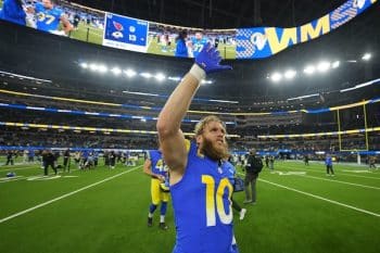 Los Angeles Rams WR waves his hand up.