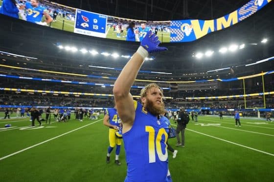 Los Angeles Rams WR waves his hand up.